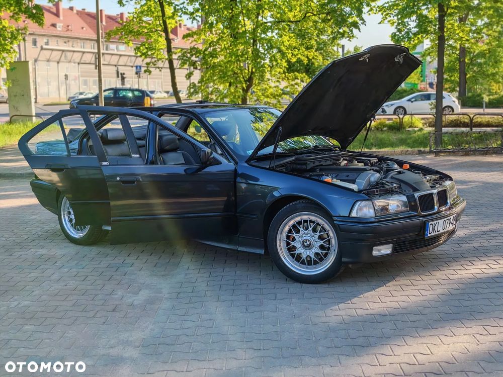 BMW Seria 3 320i - 32