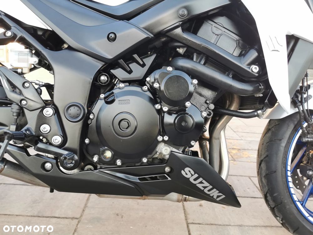 Suzuki GSX - 24