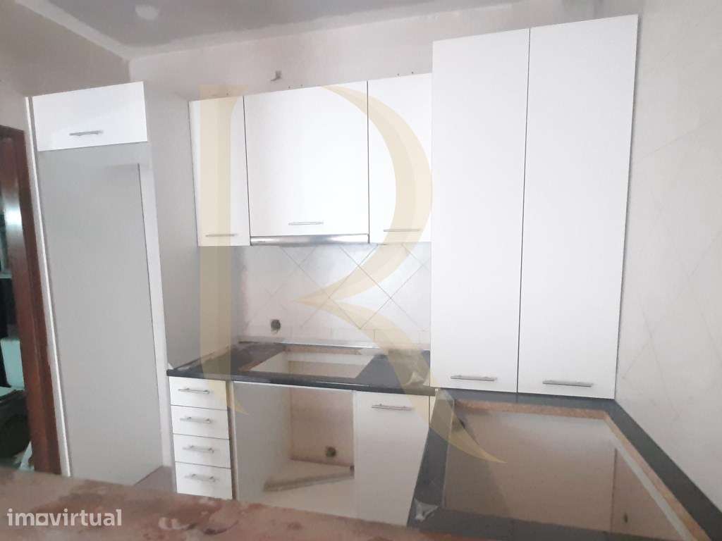Moradia em banda T1 remodelado com sótão na Torre da Marinha - Grande imagem: 2/8