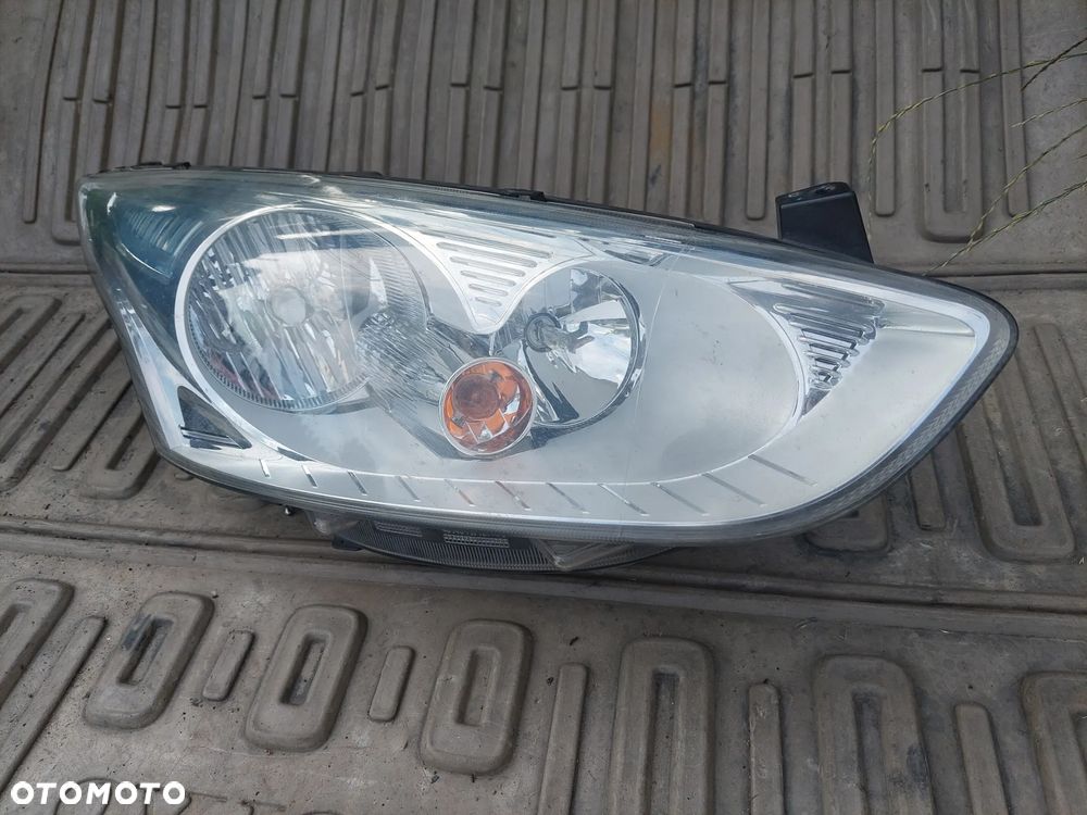 Reflektor prawy Ford B-Max - 1