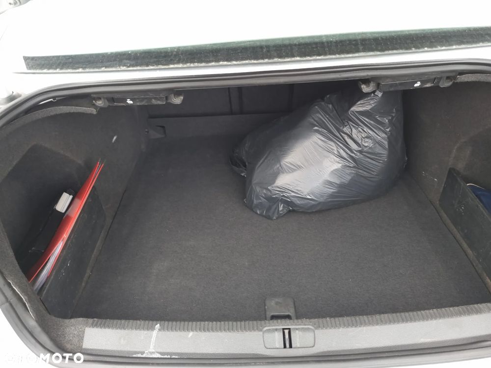 Volkswagen Passat 2.0 TDI BlueMotion Technology Trendline - 14