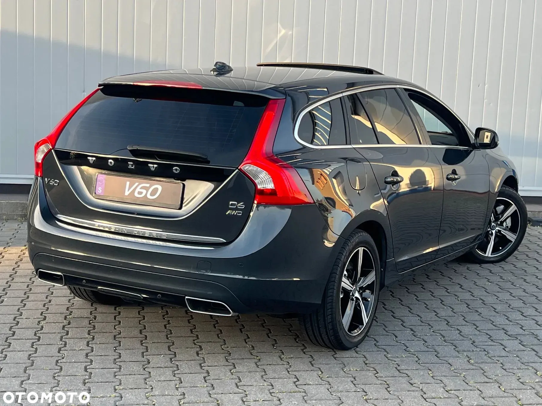 Volvo V60 D6 AWD Plug-in Hybrid Summum - 10