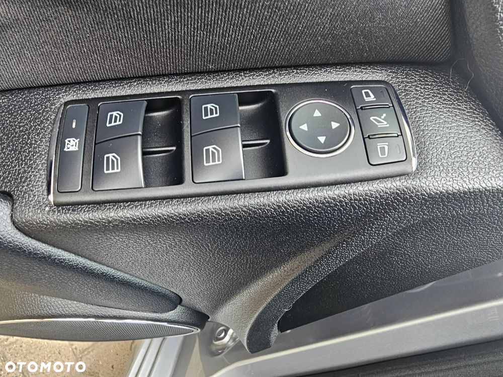 Mercedes-Benz Klasa C 180 Kompressor BlueEFFICIENCY - 32