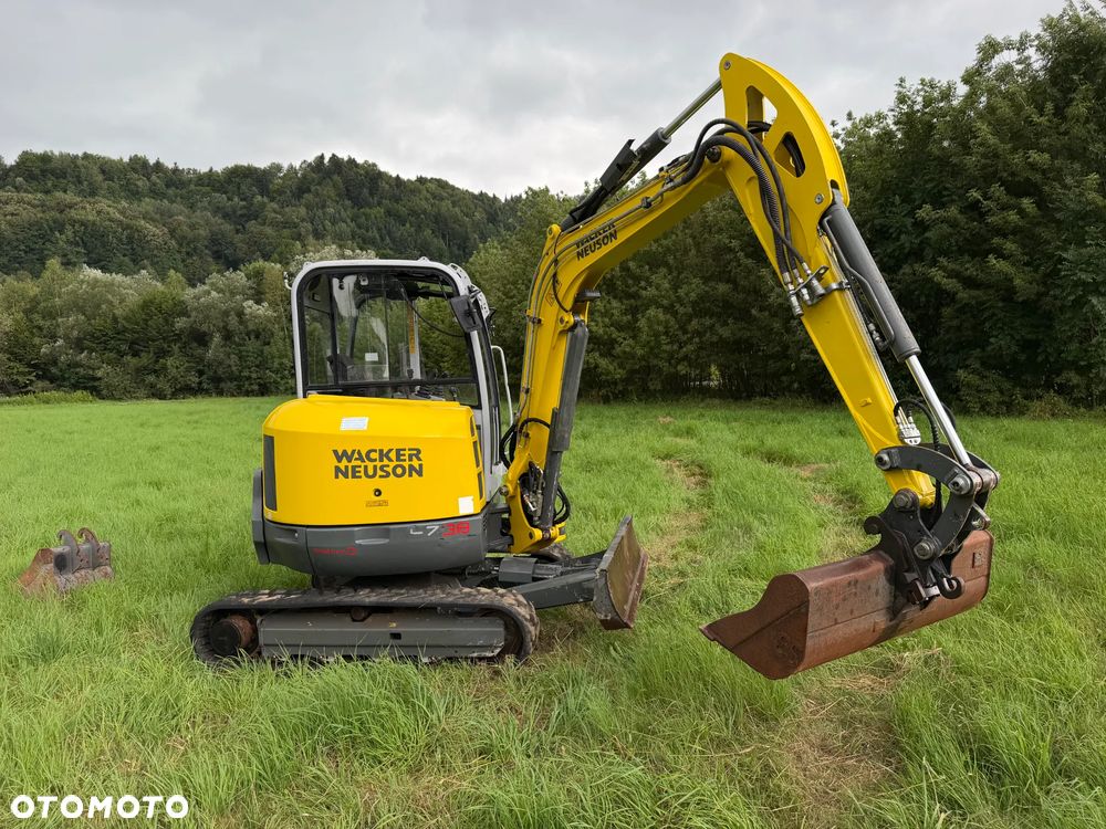 Wacker Neuson EZ38 koparka Gąsienicowa 4 tony. 2018 rok. Maszyna jak nowa 1600mtg.  Aktualna DEKRA BMWT 2026r. dodatkowa linia Hydrauliczna. Zamki na tłokach. Szybko-złącze Hydrauliczne. zmiana łyżek bez wychodzenia z Kabiny! Ani deka luzów wycieków. Okazja! 2 łyżki Oryginalne skandynawskiego typu. Yanmar silnik. Maszyna z Norwegii z Gospodarstwa Aktualna Dokumentacja! ani deka luzów i wycieków! OKAZJA Linia Hydr. Plus. Długie ramię PLUS. Oświetlenie LED. Gąski bardzo ładne. Wielka Okazja! Pełne sterowanie z dżojstików!! - 17