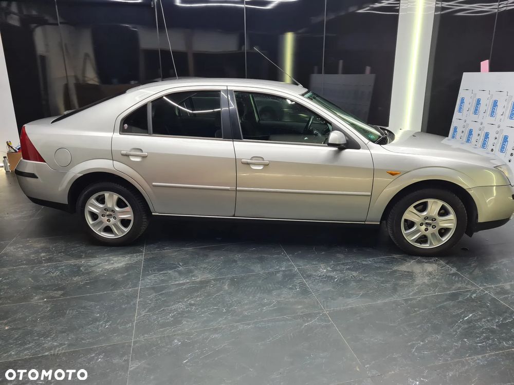 Ford Mondeo 1.8 Ghia X - 19