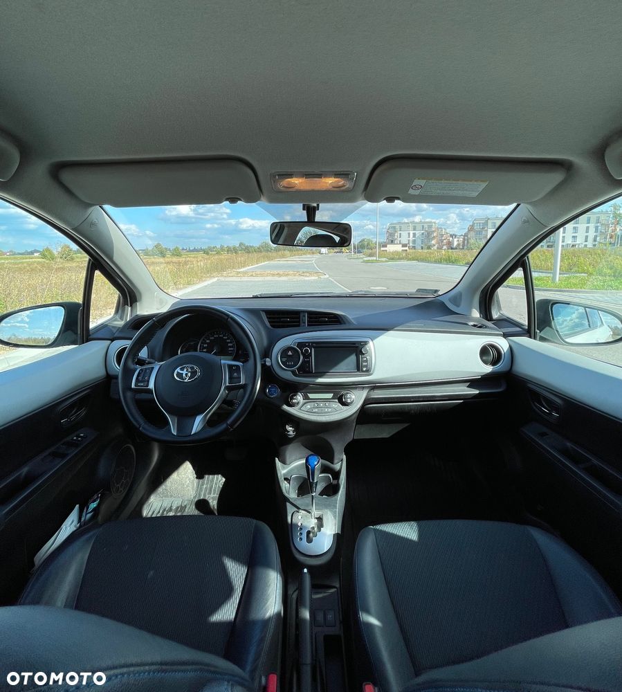 Toyota Yaris Hybrid 100 Dynamic - 16