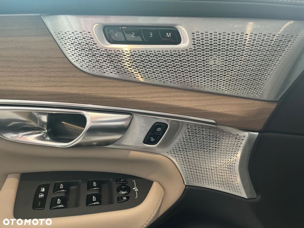 Volvo XC 90 T8 AWD Plug-In Hybrid Ultra Dark 7os - 13