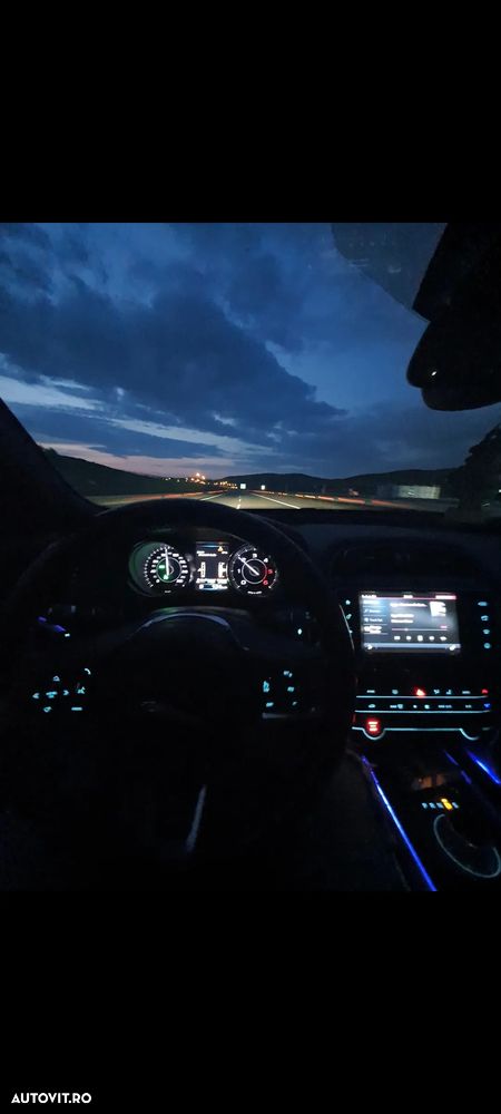 Jaguar XE 2.0 R-Sport - 17