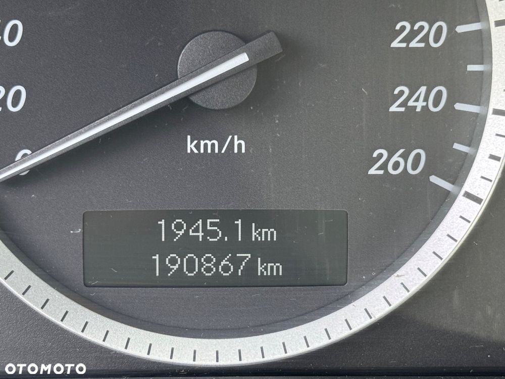 Mercedes-Benz Klasa C 180 CGI BlueEFFICIENCY Avantgarde - 12