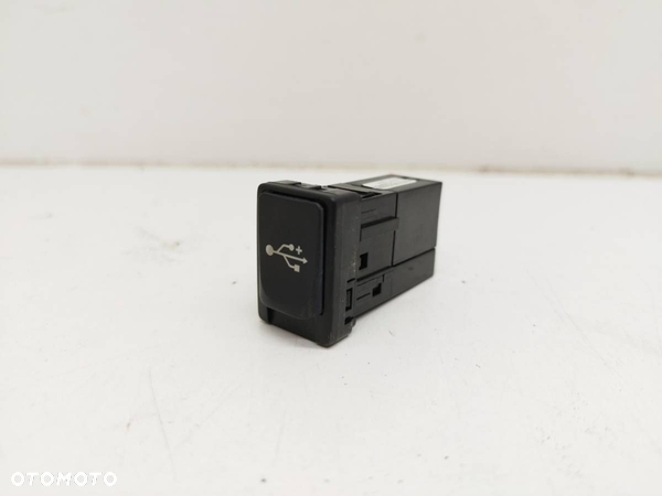 GNIAZDO PORT USB TOYOTA YARIS III P15 86190-0D060