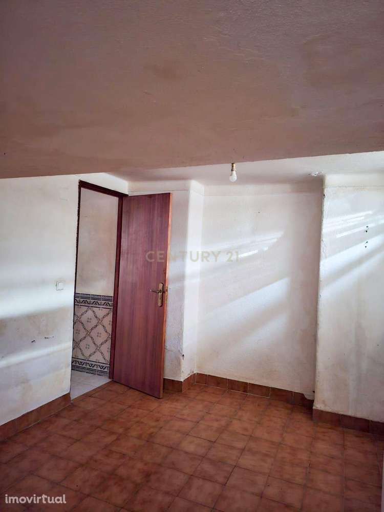 Apartamento T2 para Recuperar em Odivelas, Lisboa - Grande imagem: 3/17