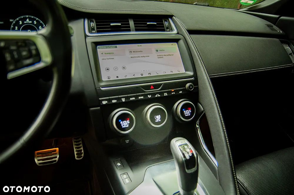 Jaguar E-Pace P200 AWD R-Dynamic SE - 24