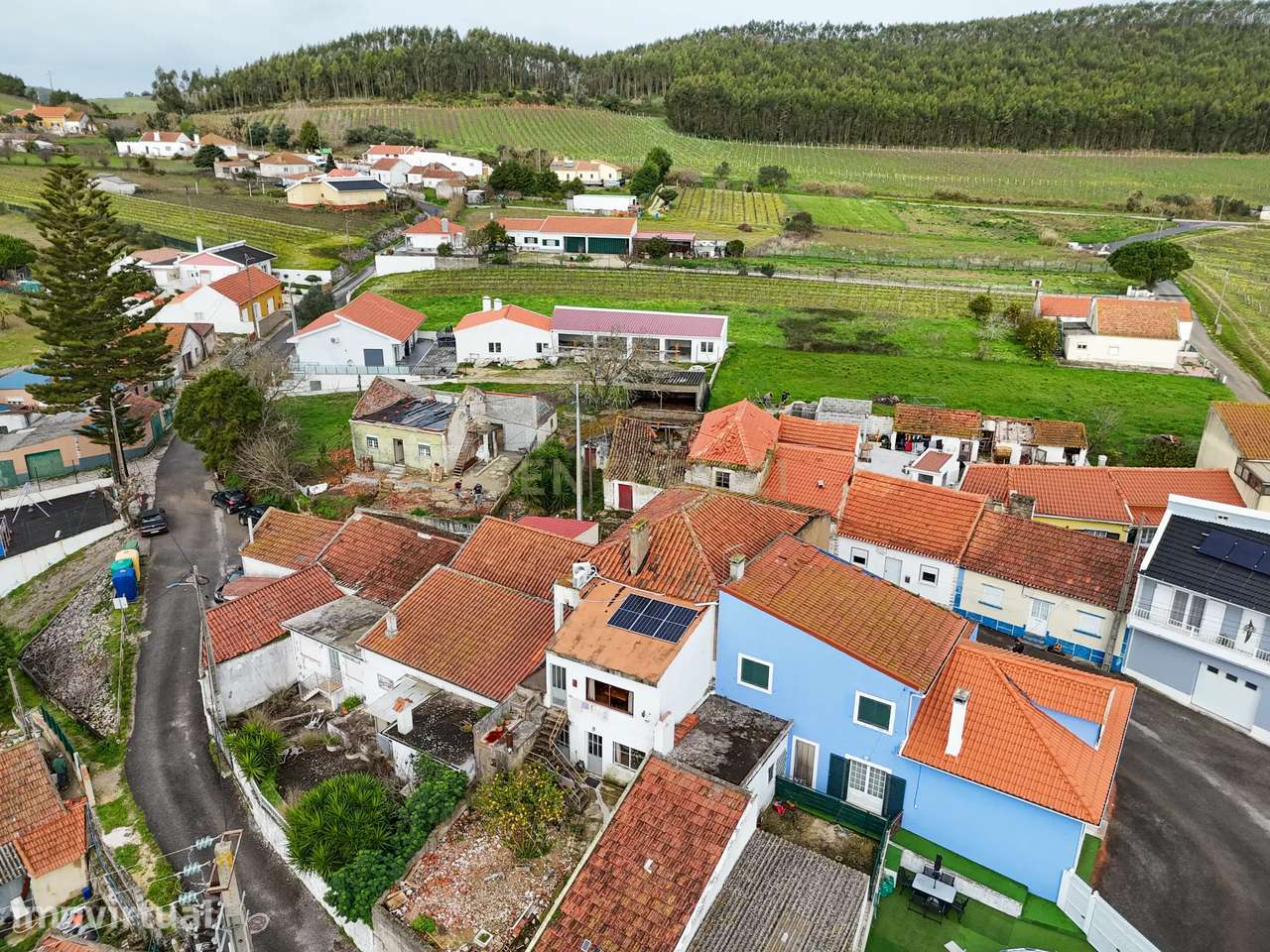 Moradia T3 com rés-do-chão comercial e jardim na Portela, Vila Verde d - Grande imagem: 3/32