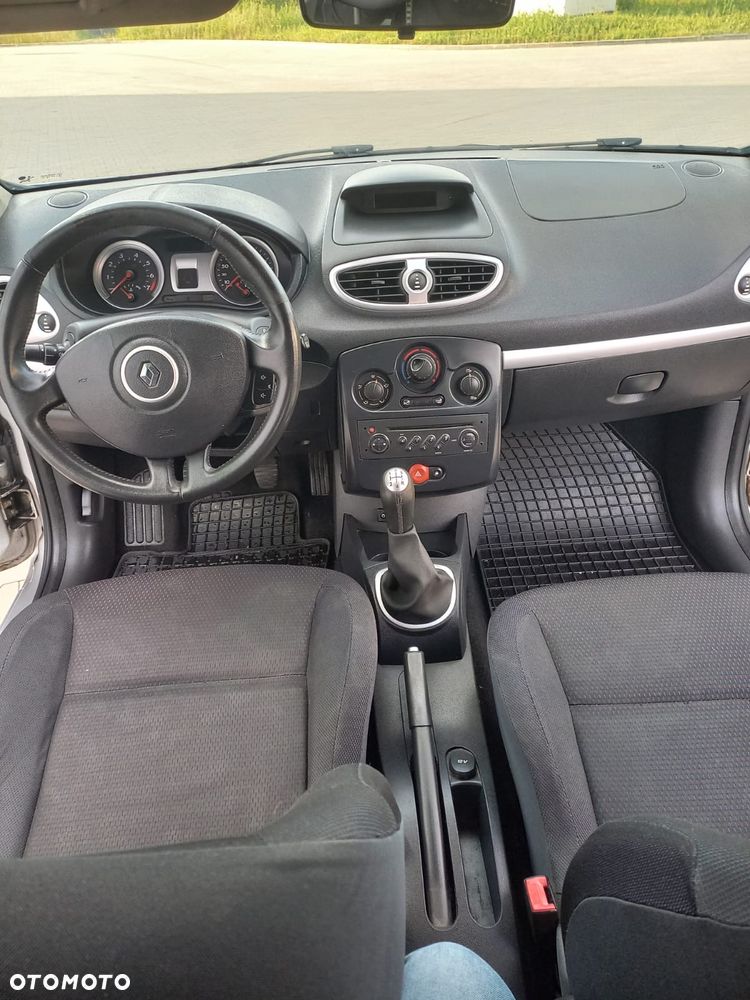 Renault Clio - 23