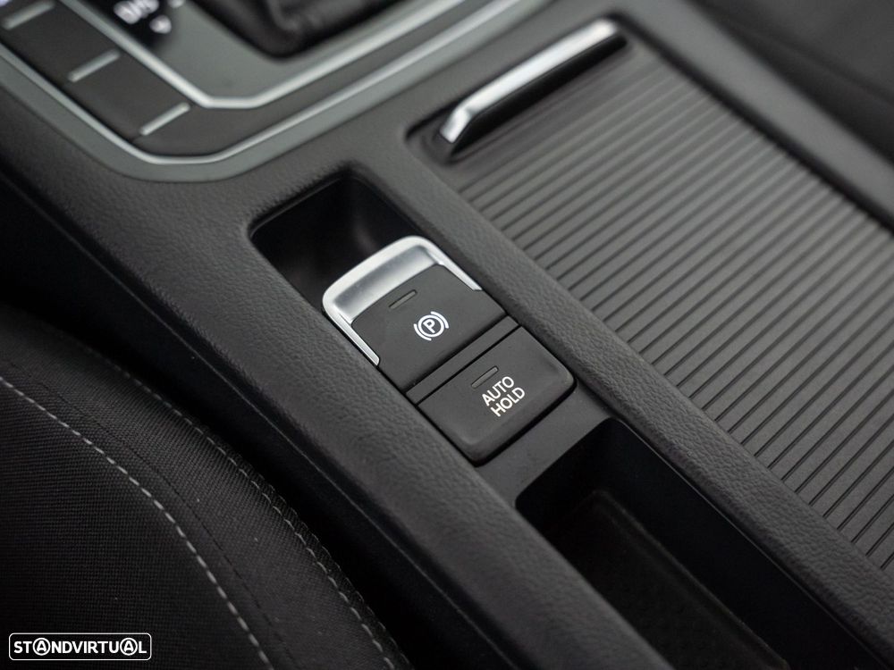 VW Passat Variant 2.0 TDI Business DSG - 23