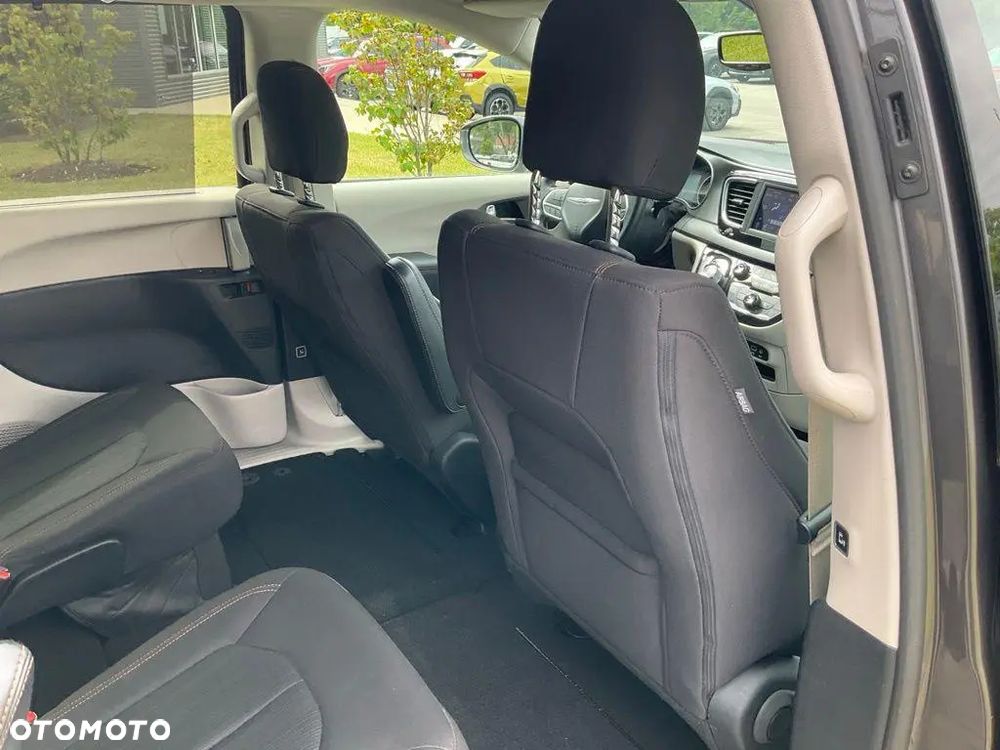 Chrysler Pacifica - 16