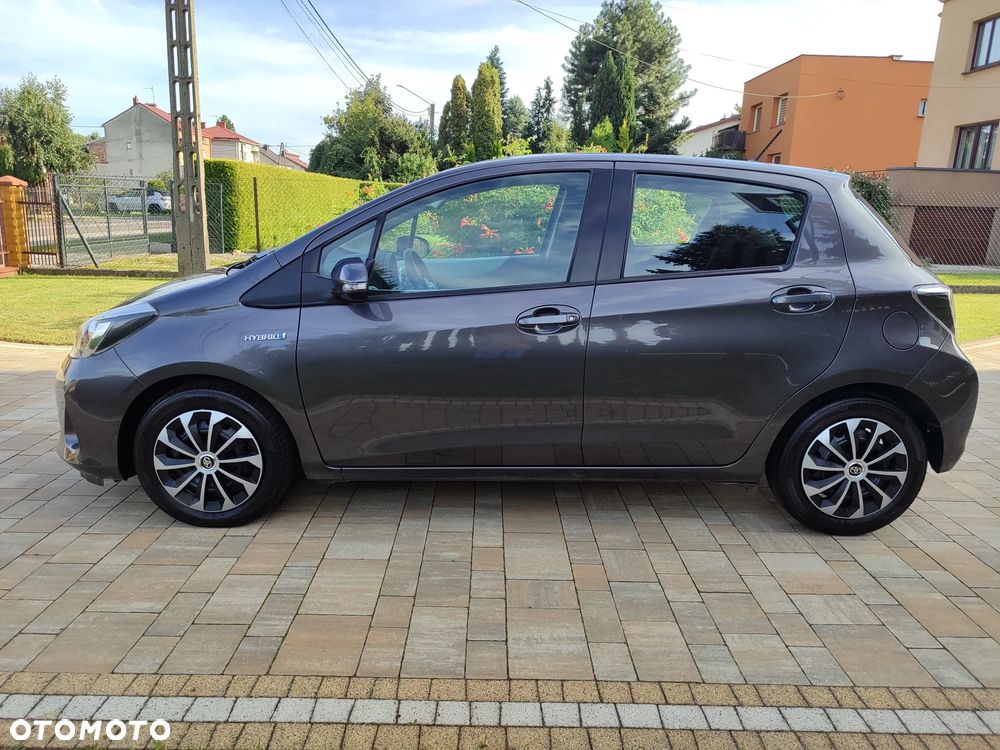 Toyota Yaris Hybrid 100 Life - 10