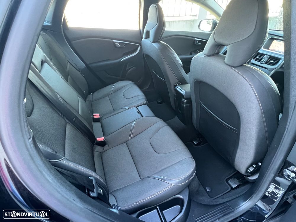 Volvo V40 Cross Country 2.0 D3 Momentum Geartronic - 13
