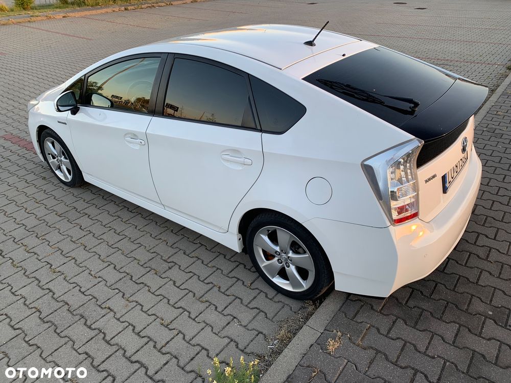 Toyota Prius (Hybrid) Life - 9