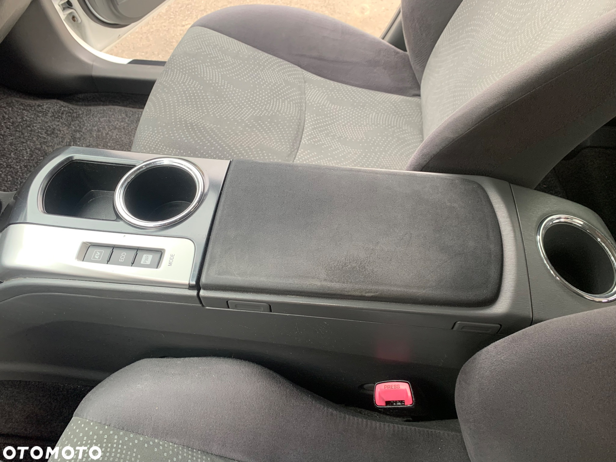 Toyota Prius+ (Hybrid) - 25