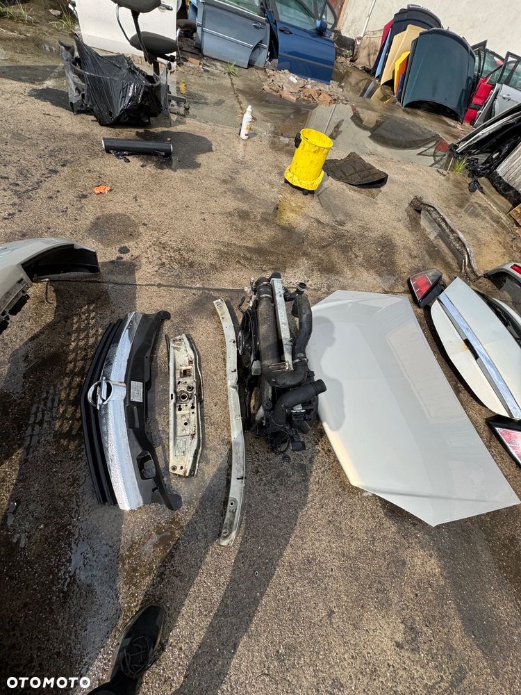 Opel astra H z157 szary srebrny  maska    Lampy przód przednie bi xenon kompletne 400sztuka prawa lewa   Klapa tył tylnia gtc 3 drzwi Coupe 300zl   Zderzak tył tylni opc 300zl   Drzwi przód przednie prawe lewe 300sztuka   Lusterko prawe lewe 100zl sztuka   Lampy tył tylne prawa lewe 100szt  Maska 300zl   Pas przedni 1.9 diesel kompletny z chłodnicami wentylatorami 450 zł   Grill -150 zł   Belka przód 100zl   Zderzak przedni 250 zł   Szybka wysyłka - 3