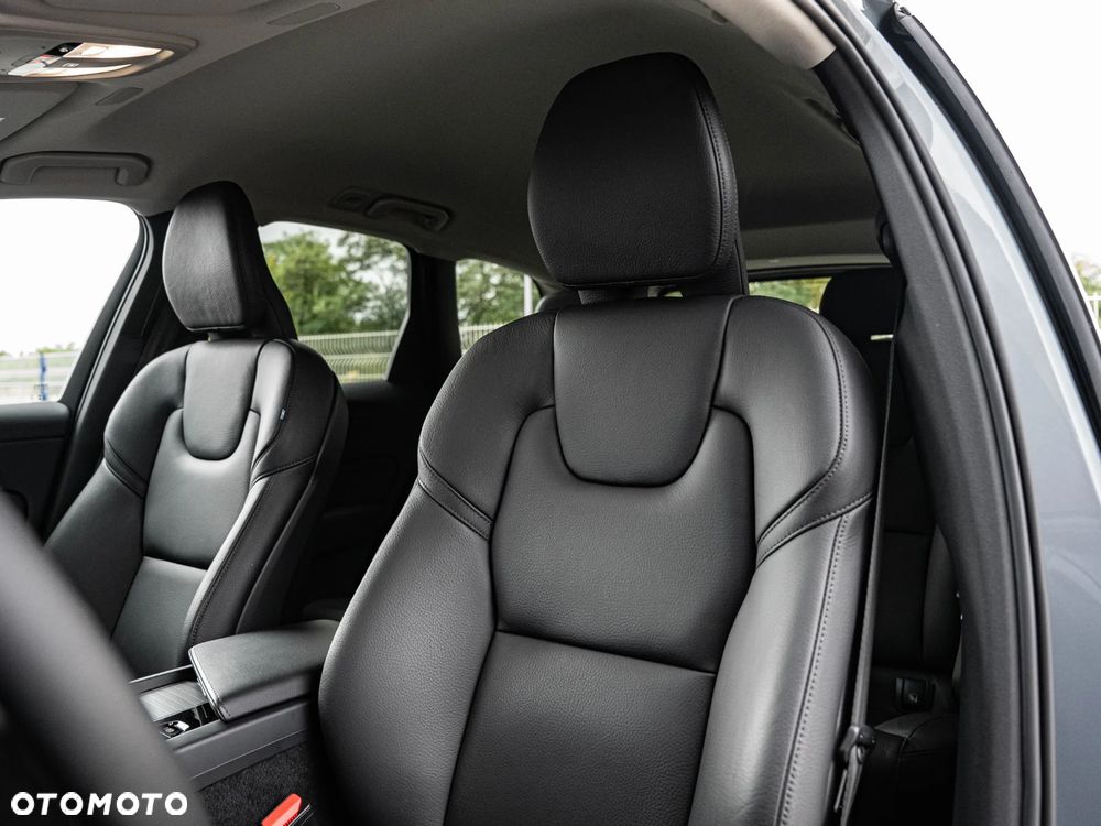 Volvo XC 60 B4 B Plus Dark - 24
