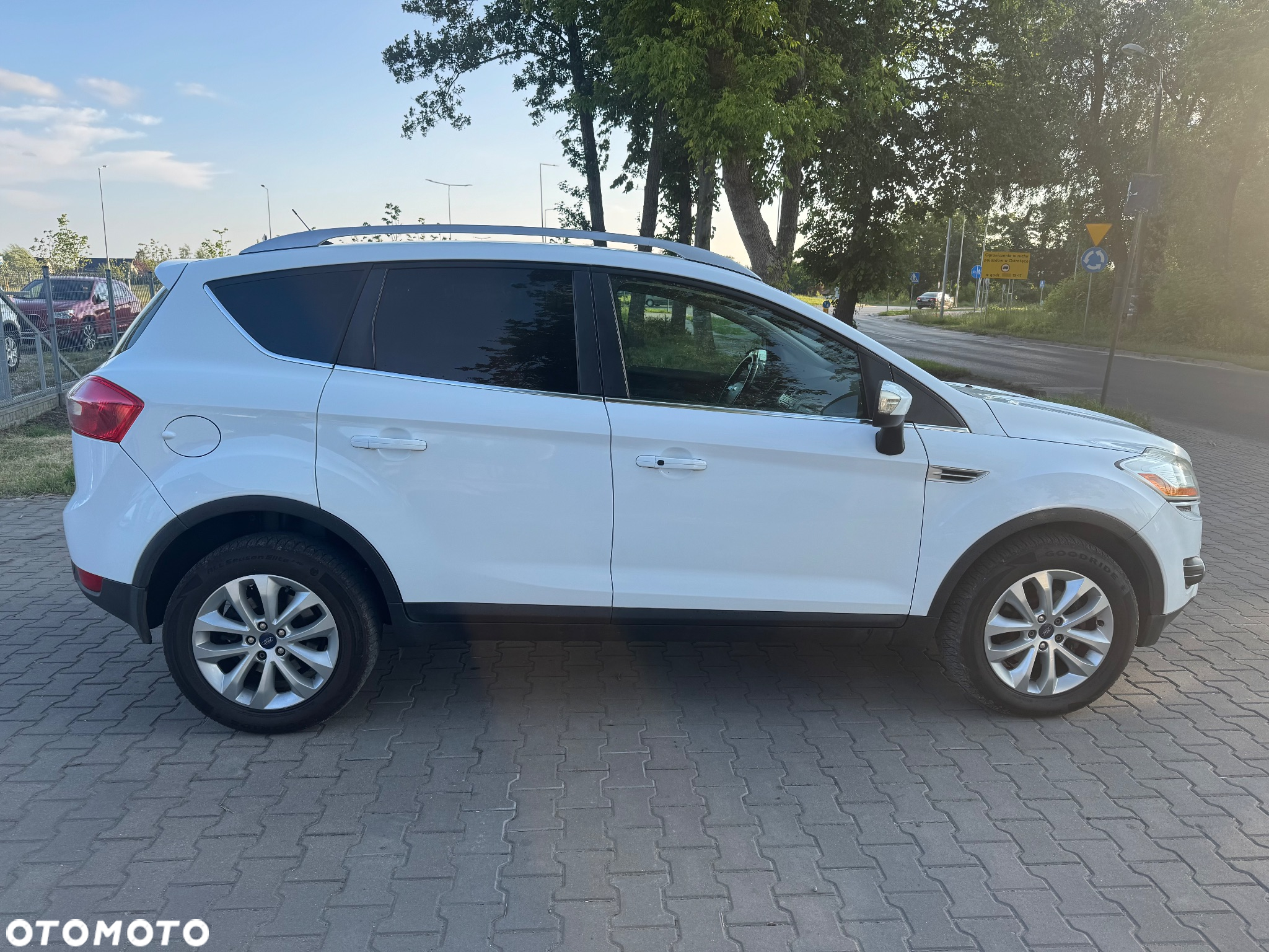 Ford Kuga 2.0 TDCi 2x4 Titanium - 3