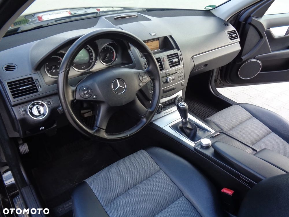 Mercedes-Benz Klasa C 180 CGI BlueEFFICIENCY Avantgarde - 16