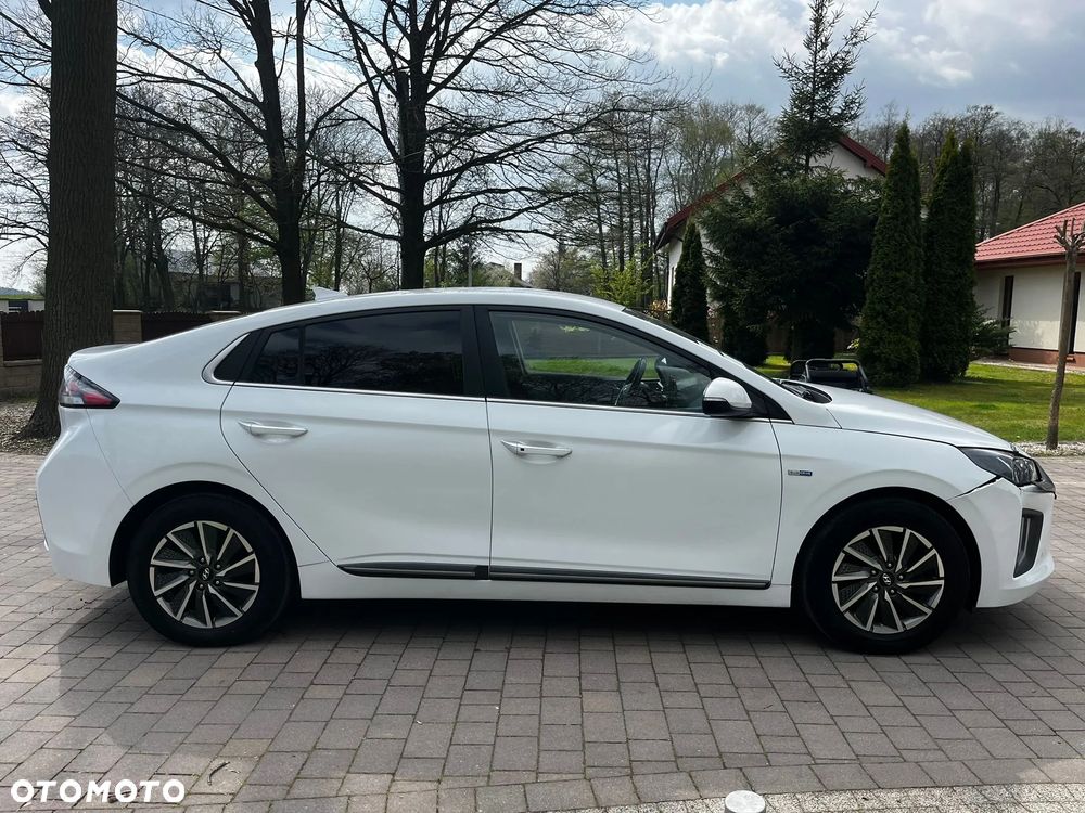 Hyundai IONIQ - 3