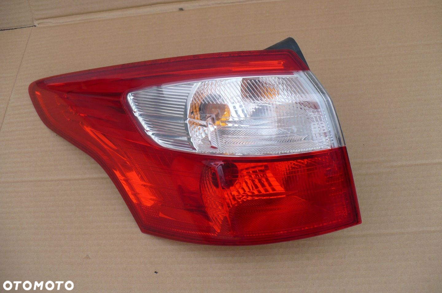 FORD FOCUS MK3 KOMBI 10-14R BEZ LEDU - LAMPA TYŁ LEWA - 2
