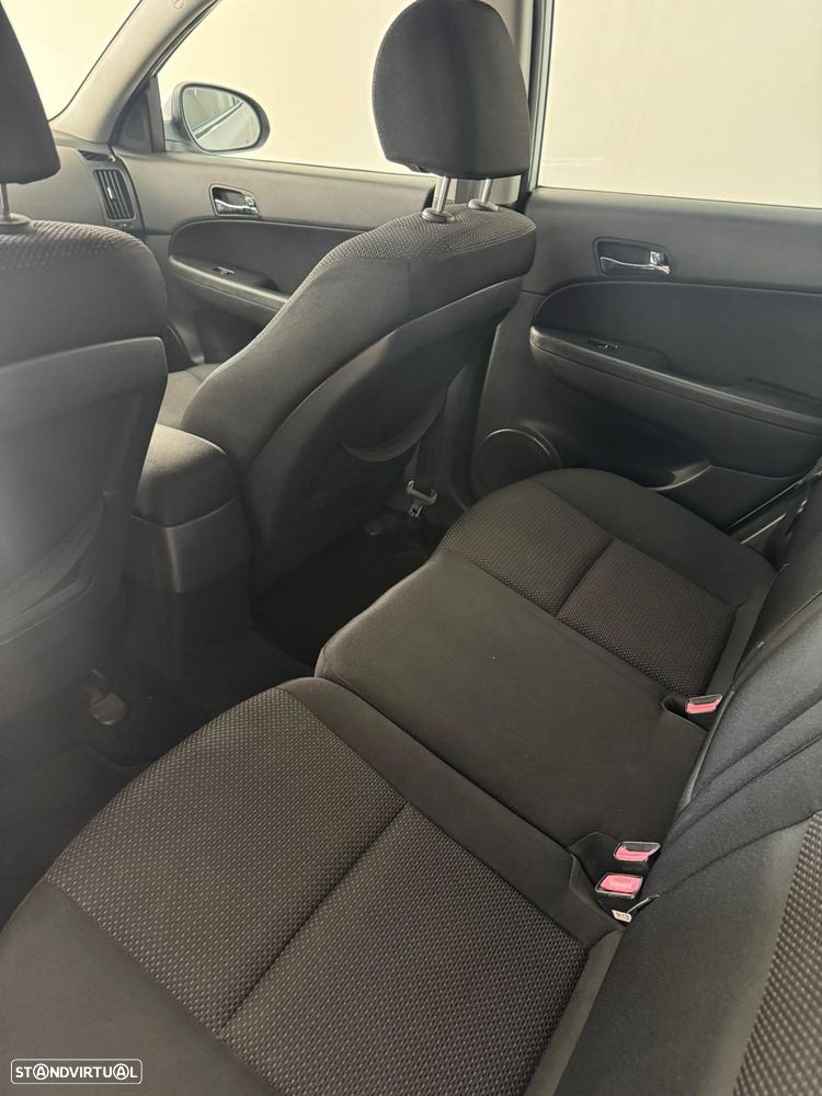 Hyundai i30 1.6 CRDI Comfort DPF - 9