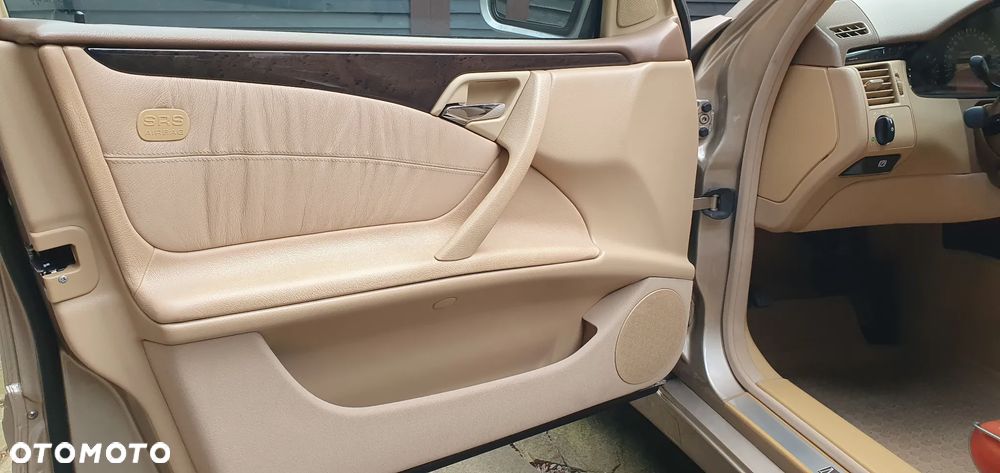 Mercedes-Benz Klasa E 320 T Avantgarde - 27