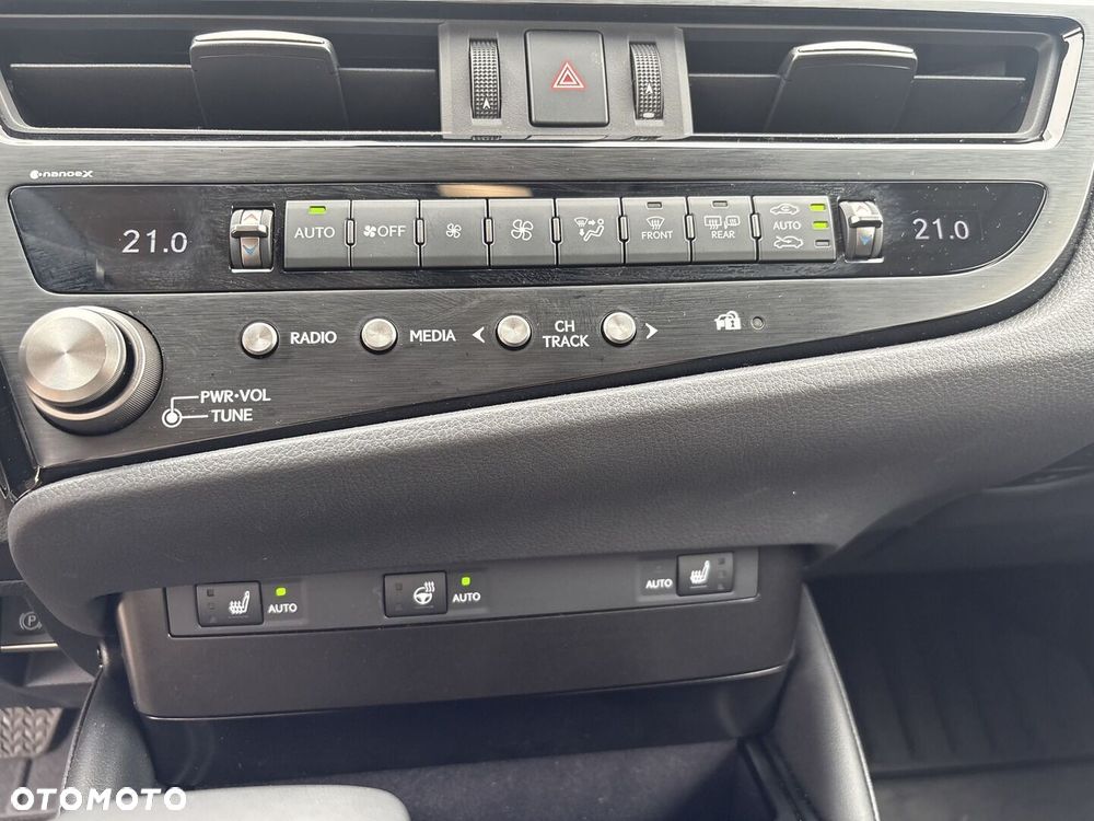 Lexus ES 300h Business Edition - 22