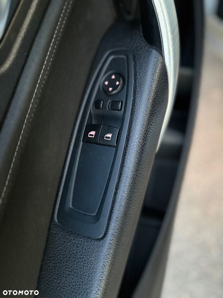 BMW Seria 2 218d Sport Line - 25