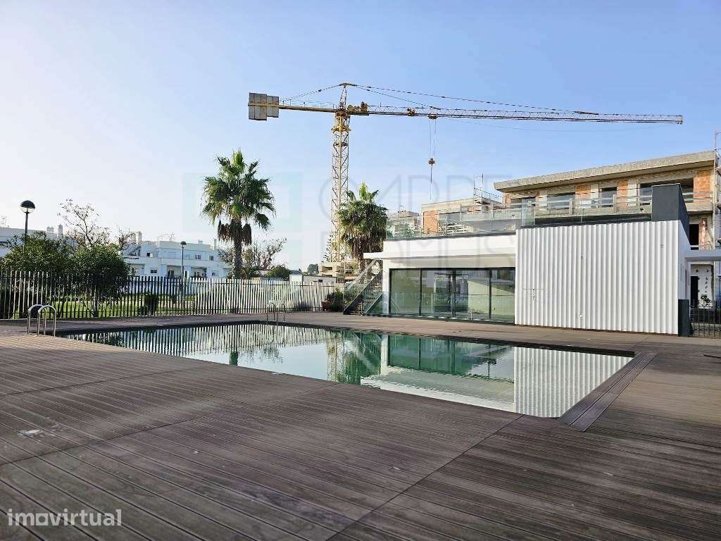 Novo apartamento T1 em condomínio com piscina, junto Ria Formosa, e... - Grande imagem: 2/19