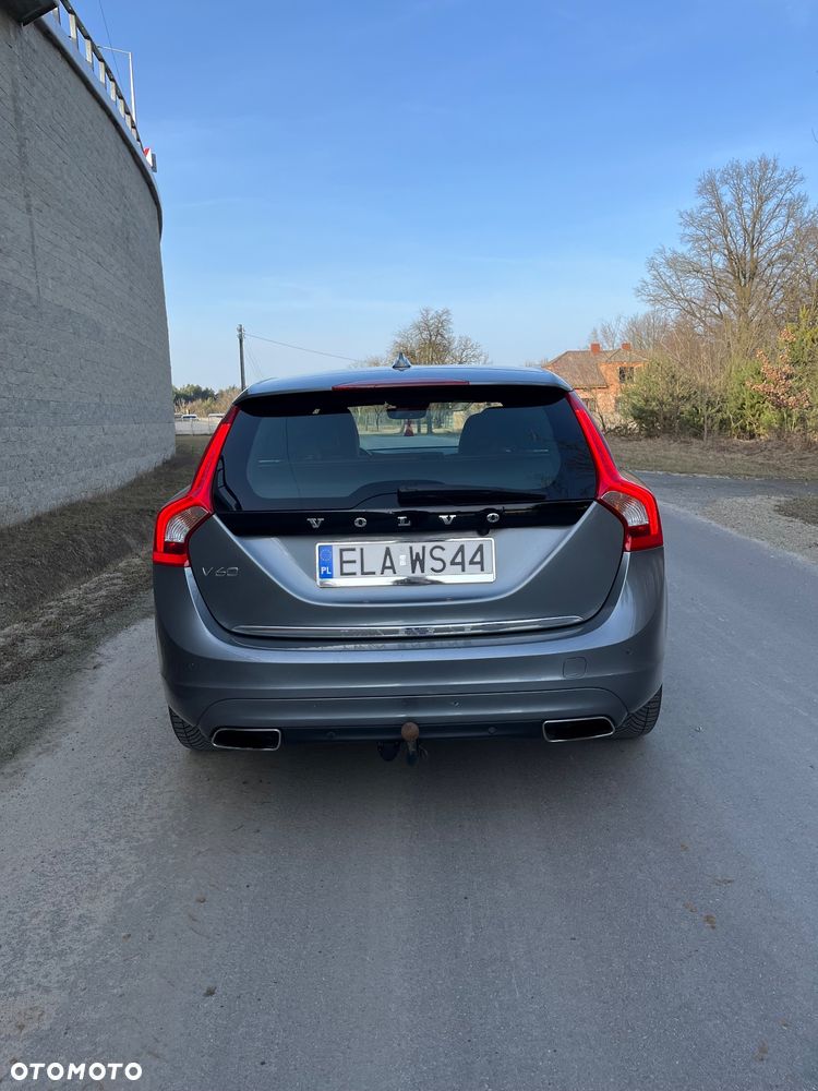 Volvo V60 D6 AWD Plug-in Hybrid R-Design Summum - 6
