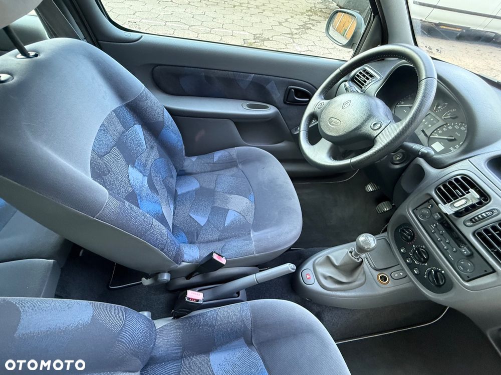 Renault Clio 1.4i RT - 11