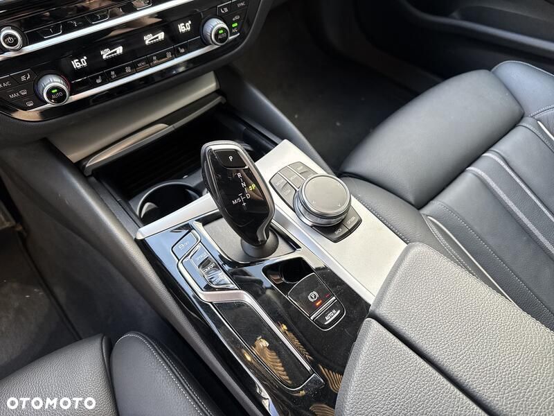 BMW Seria 5 530i xDrive mHEV - 15