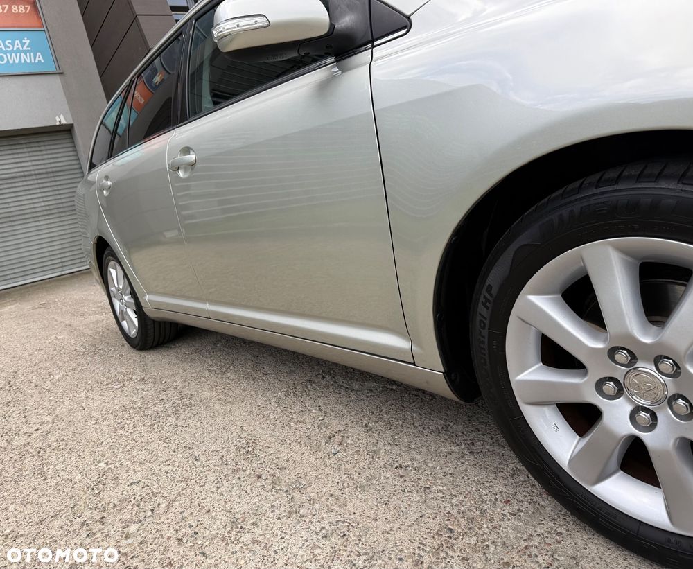 Toyota Avensis 1.8 VVT-i Combi Sol - 11