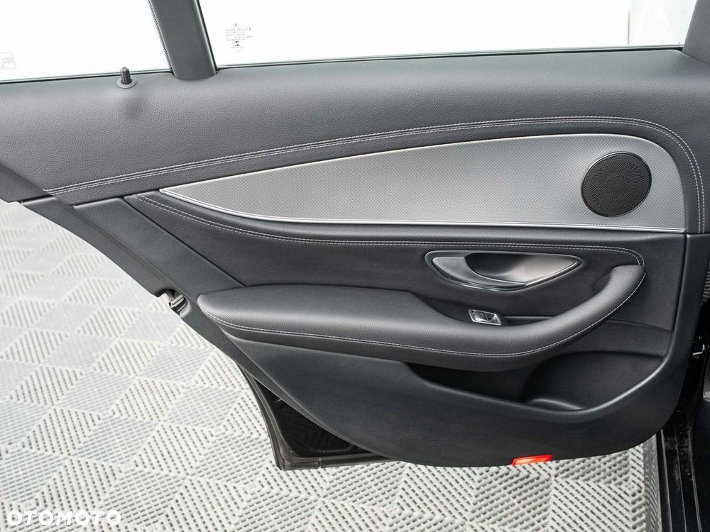 Mercedes-Benz Klasa E 220 d 4-Matic - 26