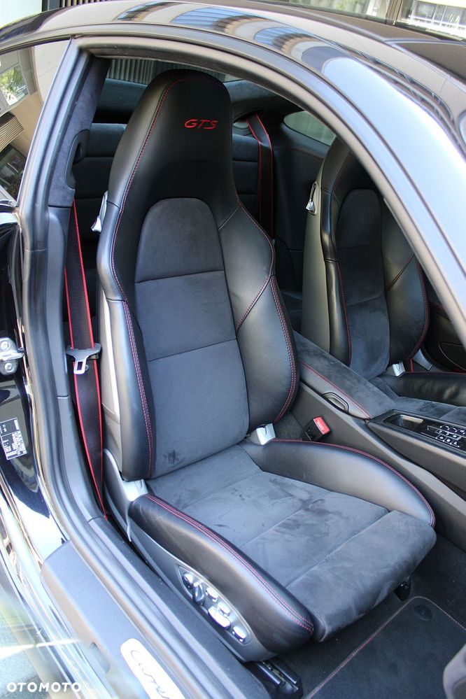 Porsche 911 Carrera 4 GTS PDK - 17