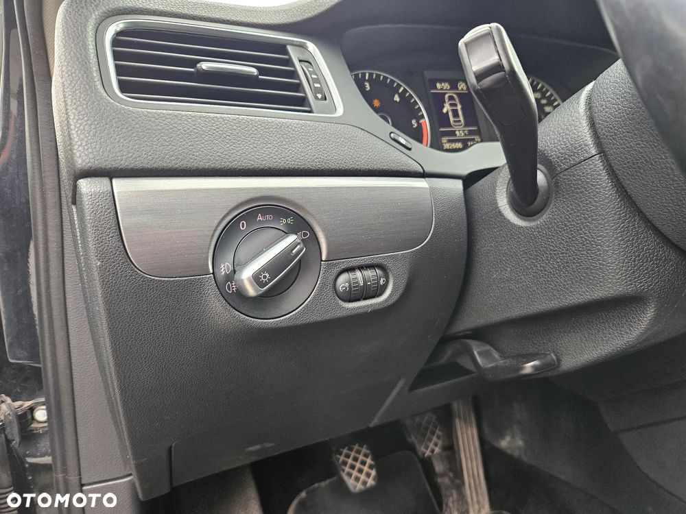 Volkswagen Jetta 1.6 TDI DPF Highline - 23