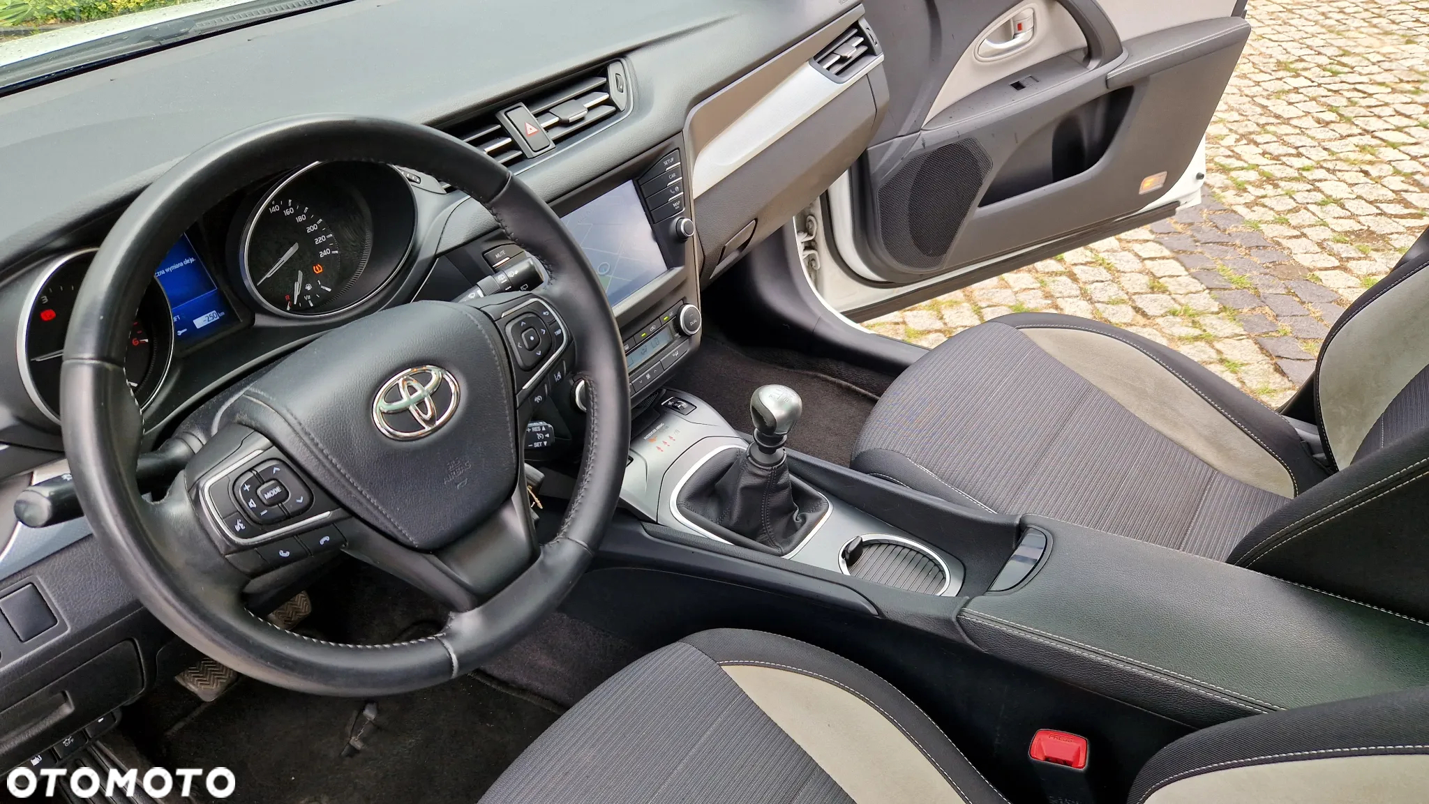 Toyota Avensis 2.0 D-4D Premium - 24