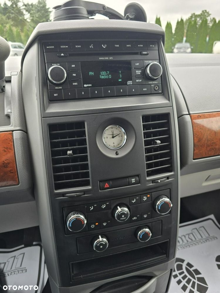 Chrysler Town & Country - 30