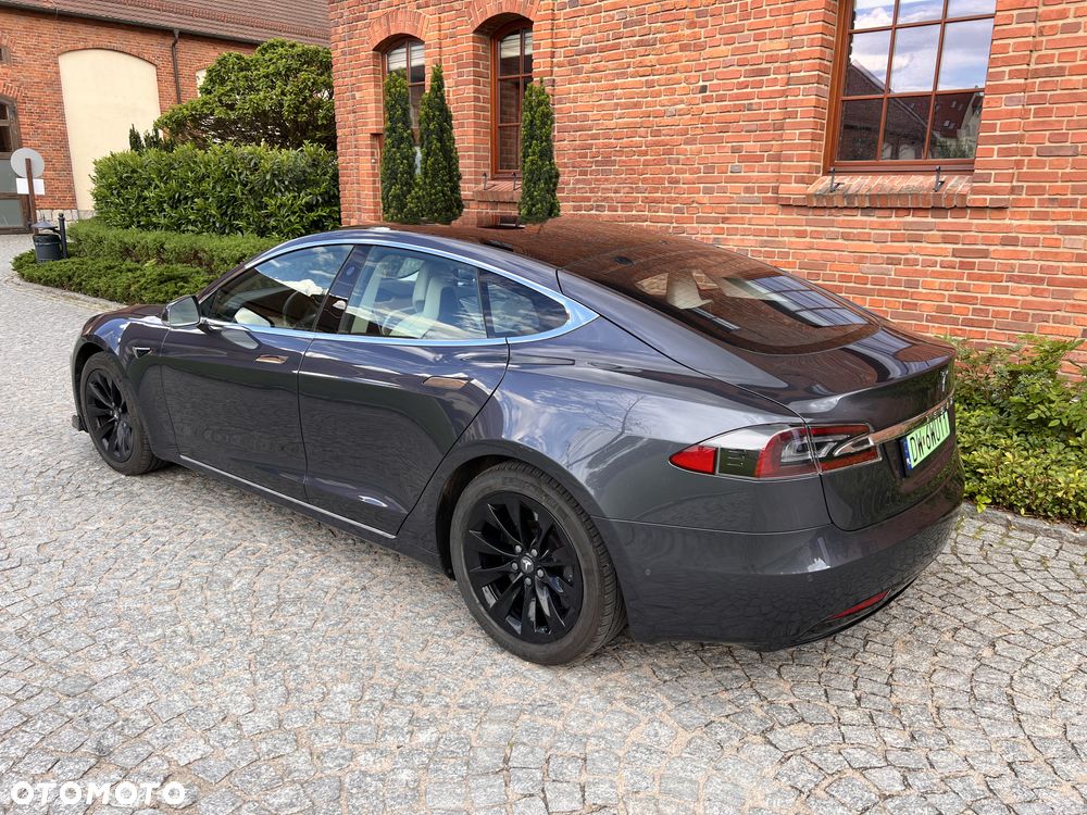 Tesla Model S - 9