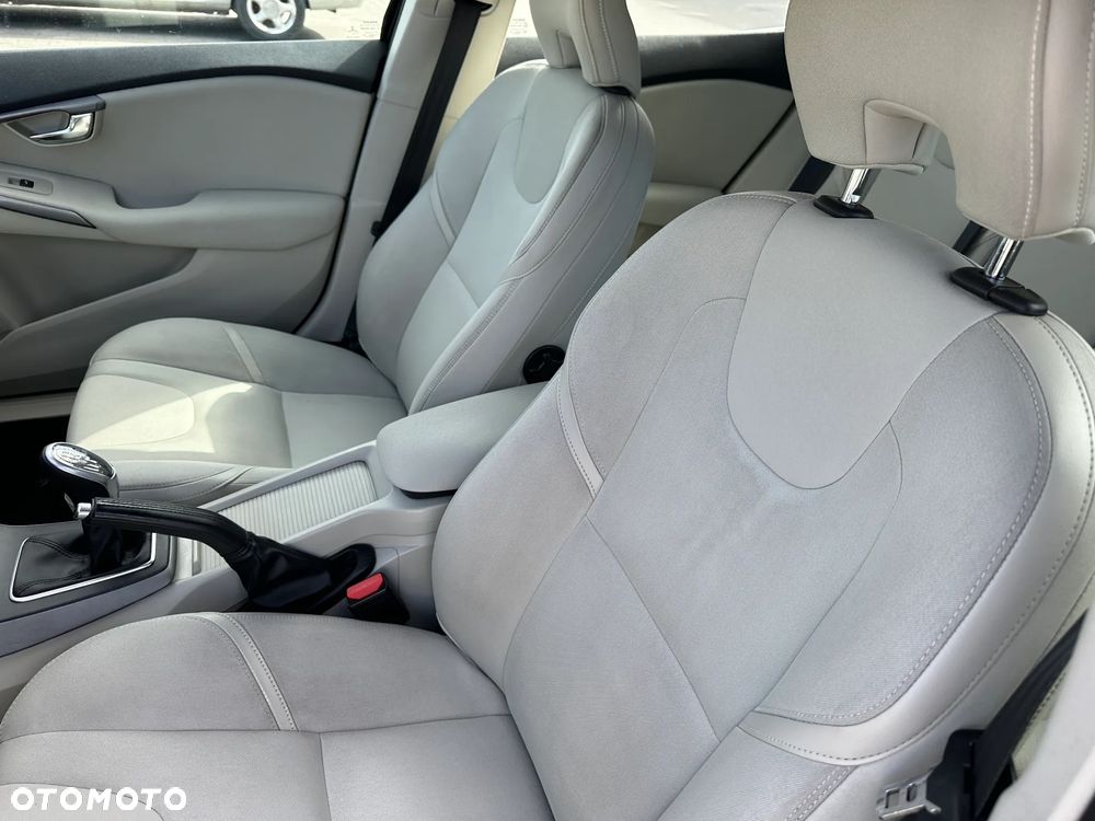 Volvo V40 D3 Momentum - 4