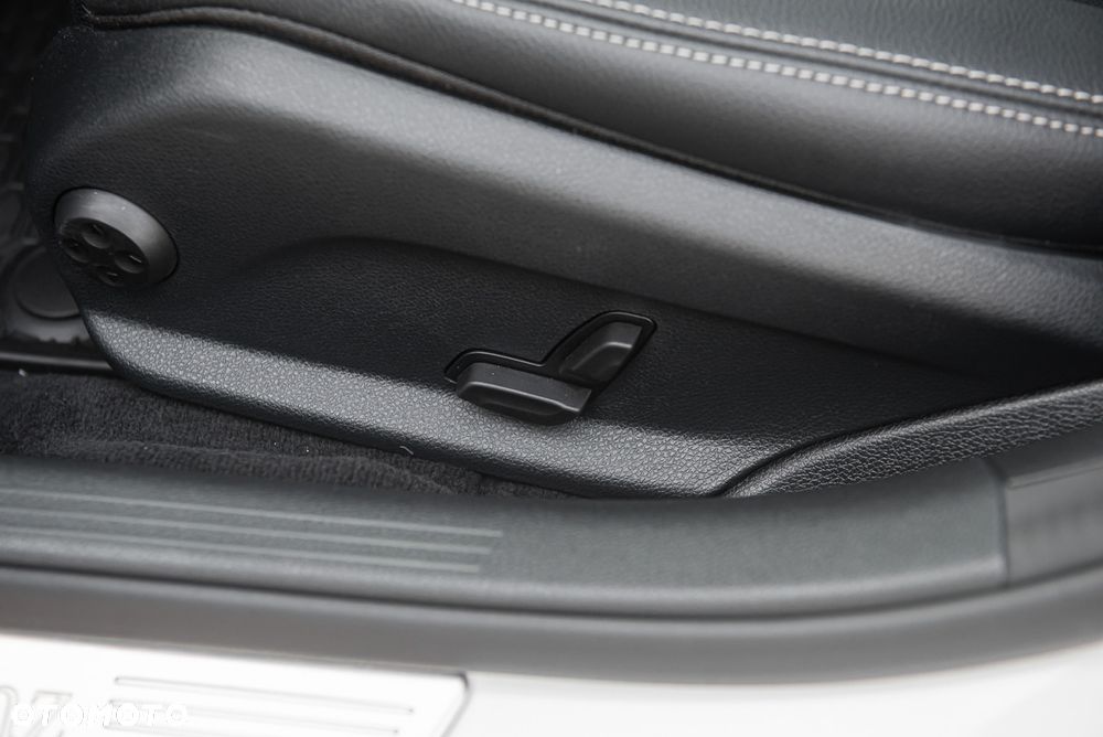 Mercedes-Benz Klasa C 180 9G-TRONIC AMG Line - 18