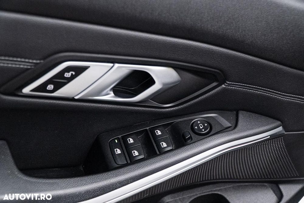 BMW Seria 3 320i Aut. Sport Line - 26