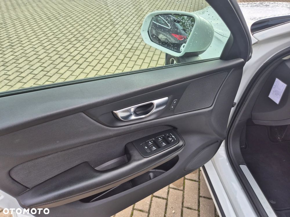 Volvo V60 B3 B DKG Momentum - 28