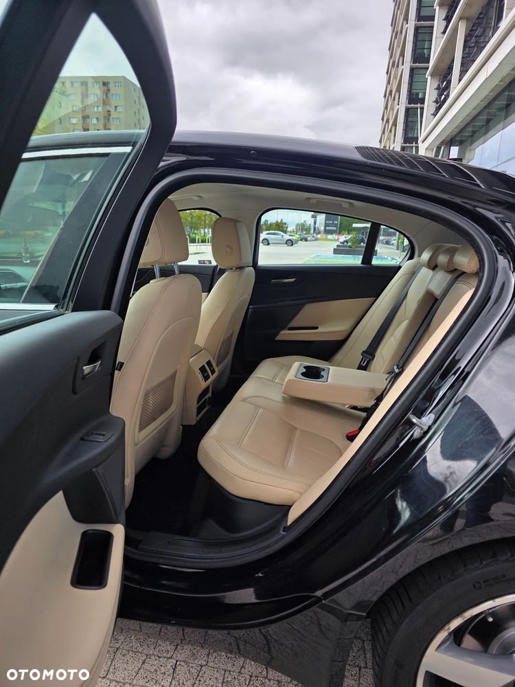 Jaguar XE 2.0 D Prestige - 9